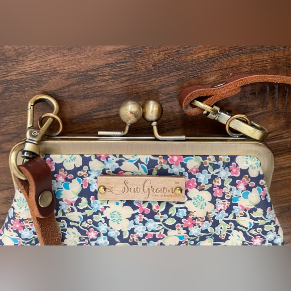 See Grown Kisslock Crossbody Bag - Picture 5 of 8